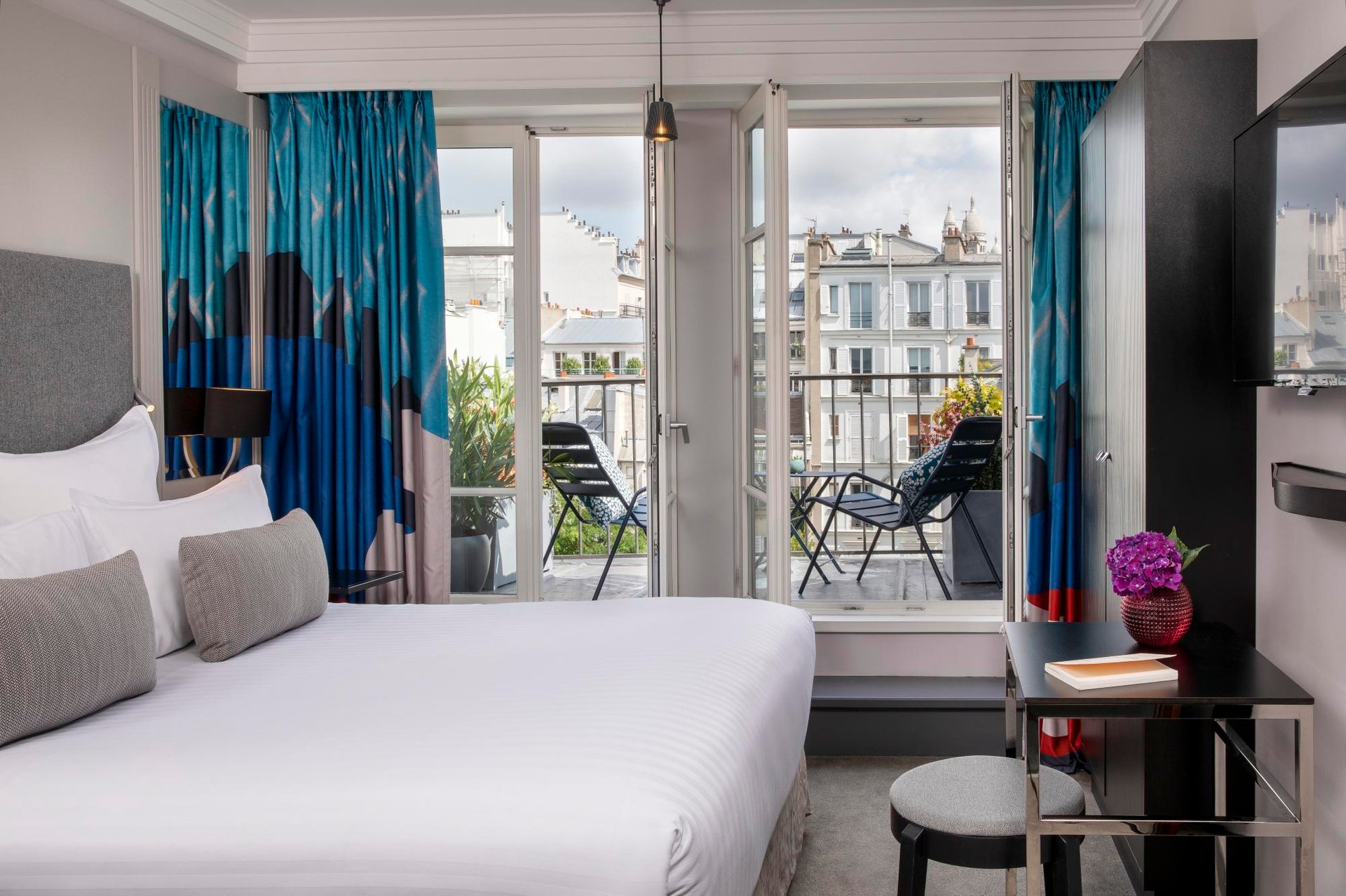Hotel Les Matins de Paris Room Balcony